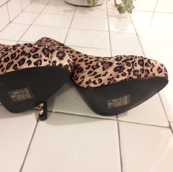 PinUp Couture Leopard Heels 6 - Picture 4 of 4